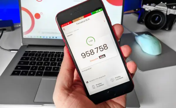 Na ekranie telefonu widać kod BLIK. Czy na bramkach można płacić Blikiem? Ta transakcja sugeruje, że tak.