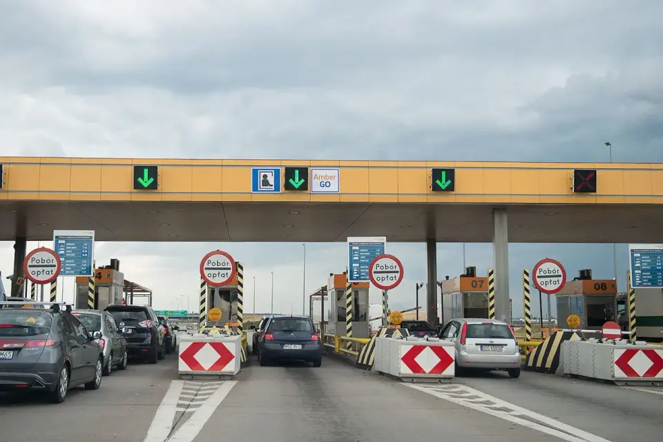 Bramki na autostradzie - Jak płacić i gdzie przejedziesz za darmo?