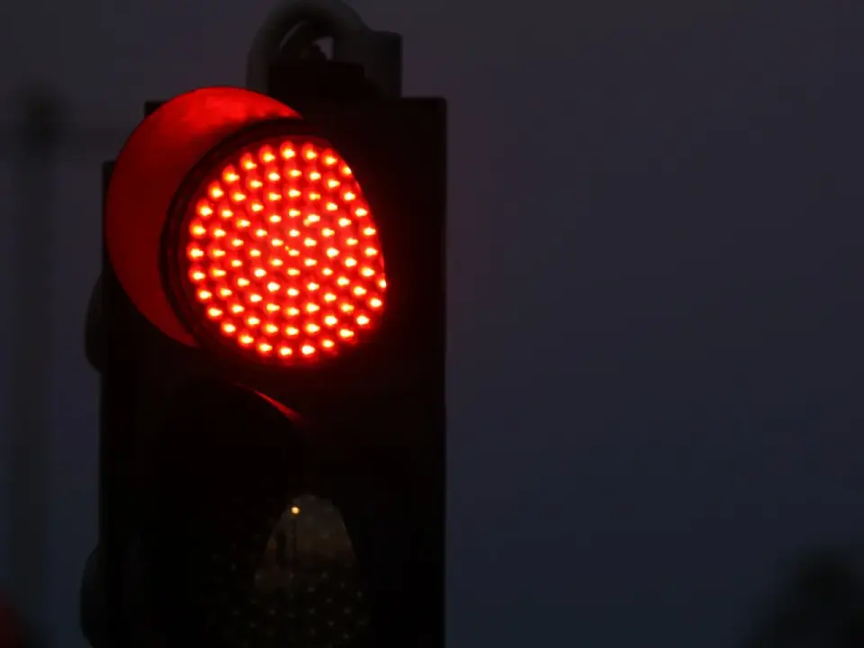 Monitoring czerwonego światła w Warszawie - Jak uniknąć 15 punktów?